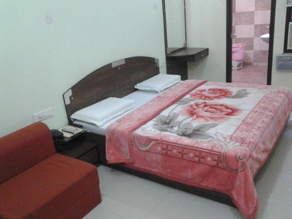 Hotel Holiday Comfort Amritsar Exterior foto